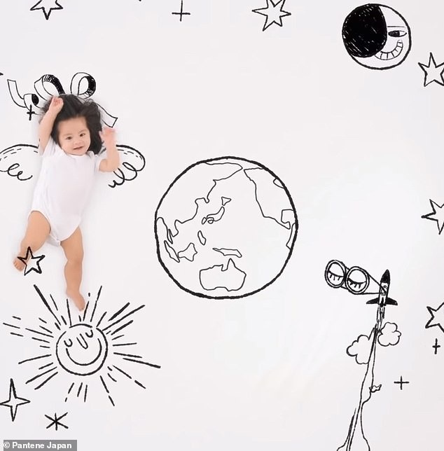 Em bé một tuổi có mái tóc bồng bềnh trở thành... gương mặt quảng cáo gây sốt - Ảnh 5. Em bé một tuổi có mái tóc bồng bềnh trở thành... gương mặt quảng cáo gây sốt - Ảnh 5.