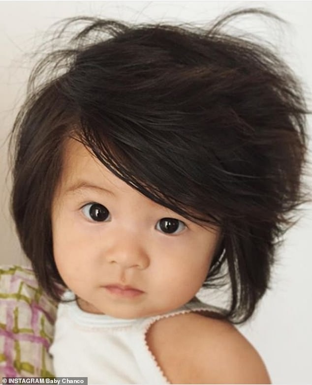 Em bé một tuổi có mái tóc bồng bềnh trở thành... gương mặt quảng cáo gây sốt - Ảnh 7. Em bé một tuổi có mái tóc bồng bềnh trở thành... gương mặt quảng cáo gây sốt - Ảnh 7.
