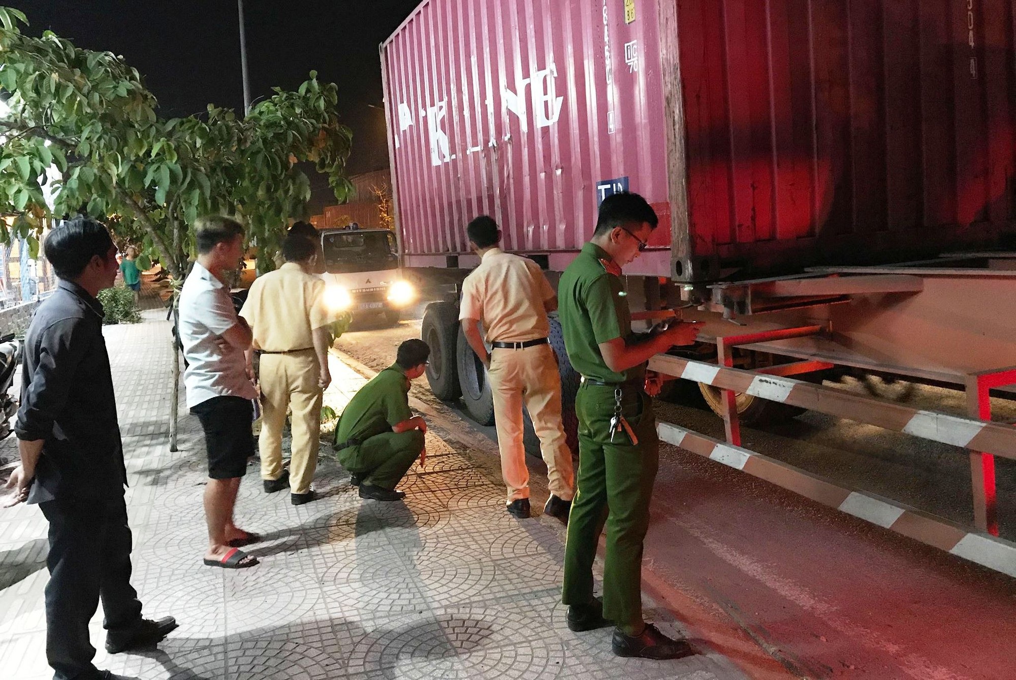 Liên tiếp 2 vụ xe container tông chết người rồi bỏ trốn - Ảnh 3. Liên tiếp 2 vụ xe container tông chết người rồi bỏ trốn - Ảnh 3.