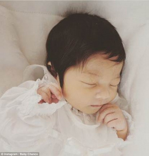 Em bé một tuổi có mái tóc bồng bềnh trở thành... gương mặt quảng cáo gây sốt - Ảnh 8. Em bé một tuổi có mái tóc bồng bềnh trở thành... gương mặt quảng cáo gây sốt - Ảnh 8.