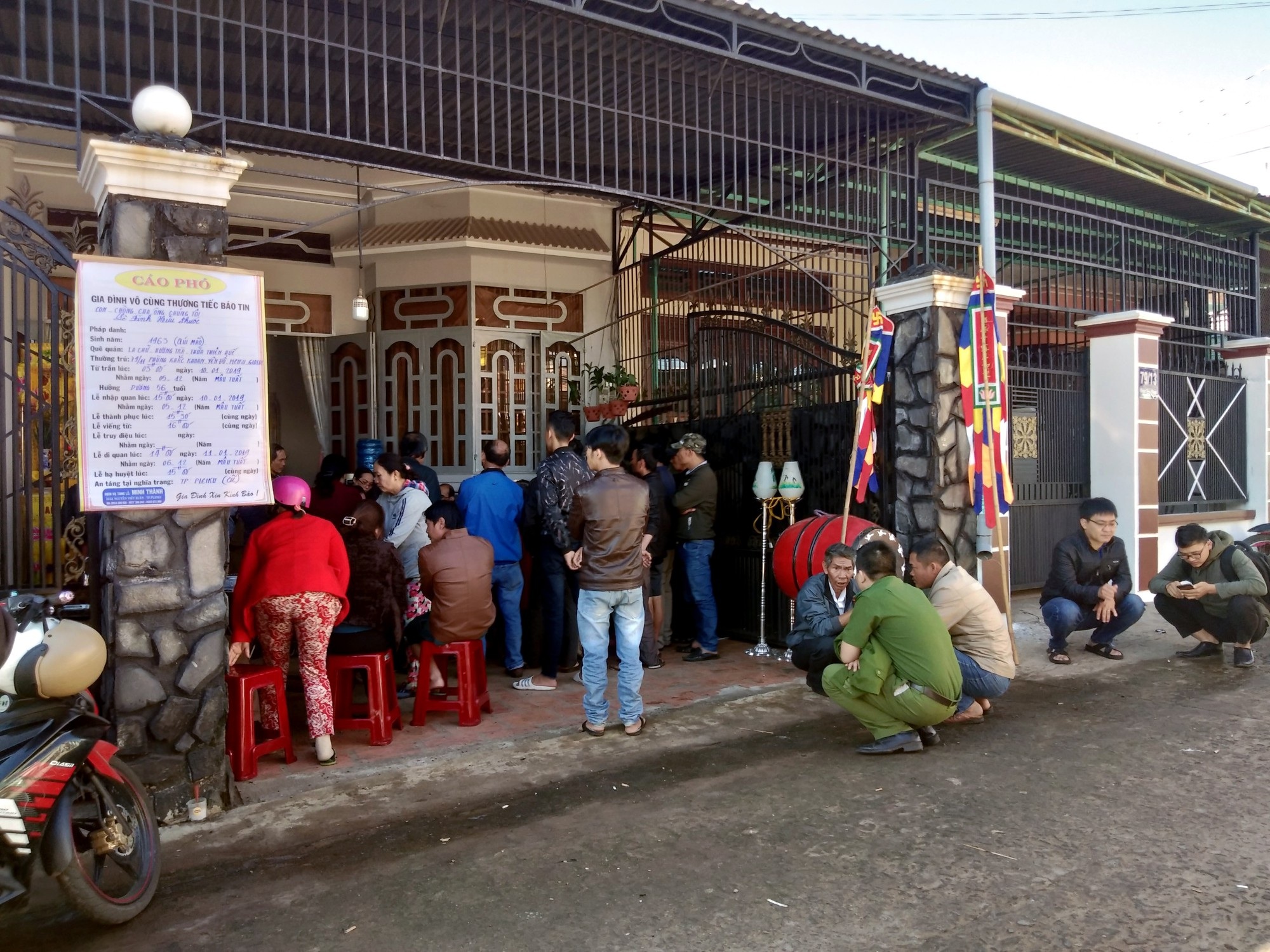 Người đàn ông tử vong sau khi bị nhóm đòi nợ ép lên ô tô rời nhà - Ảnh 2. Người đàn ông tử vong sau khi bị nhóm đòi nợ ép lên ô tô rời nhà - Ảnh 2.