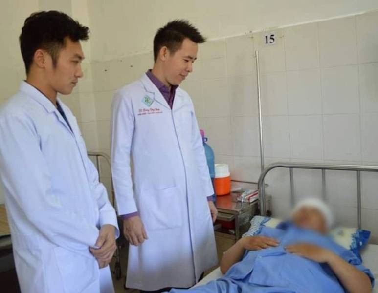 Người phụ nữ bị lóc hết da đầu, rách tai do vướng tóc vào máy xát lúa - Ảnh 1. Người phụ nữ bị lóc hết da đầu, rách tai do vướng tóc vào máy xát lúa - Ảnh 1.