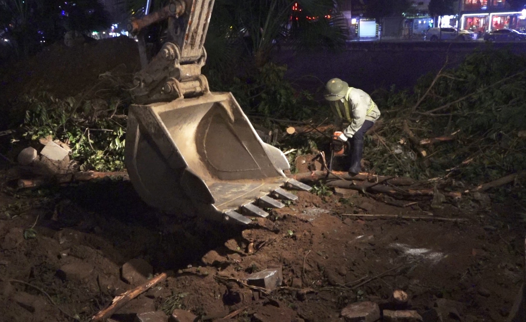 Công nhân ngày đêm đánh chuyển cây xanh, chạy đua mở rộng đường Láng - Ảnh 4. Công nhân ngày đêm đánh chuyển cây xanh, chạy đua mở rộng đường Láng - Ảnh 4.