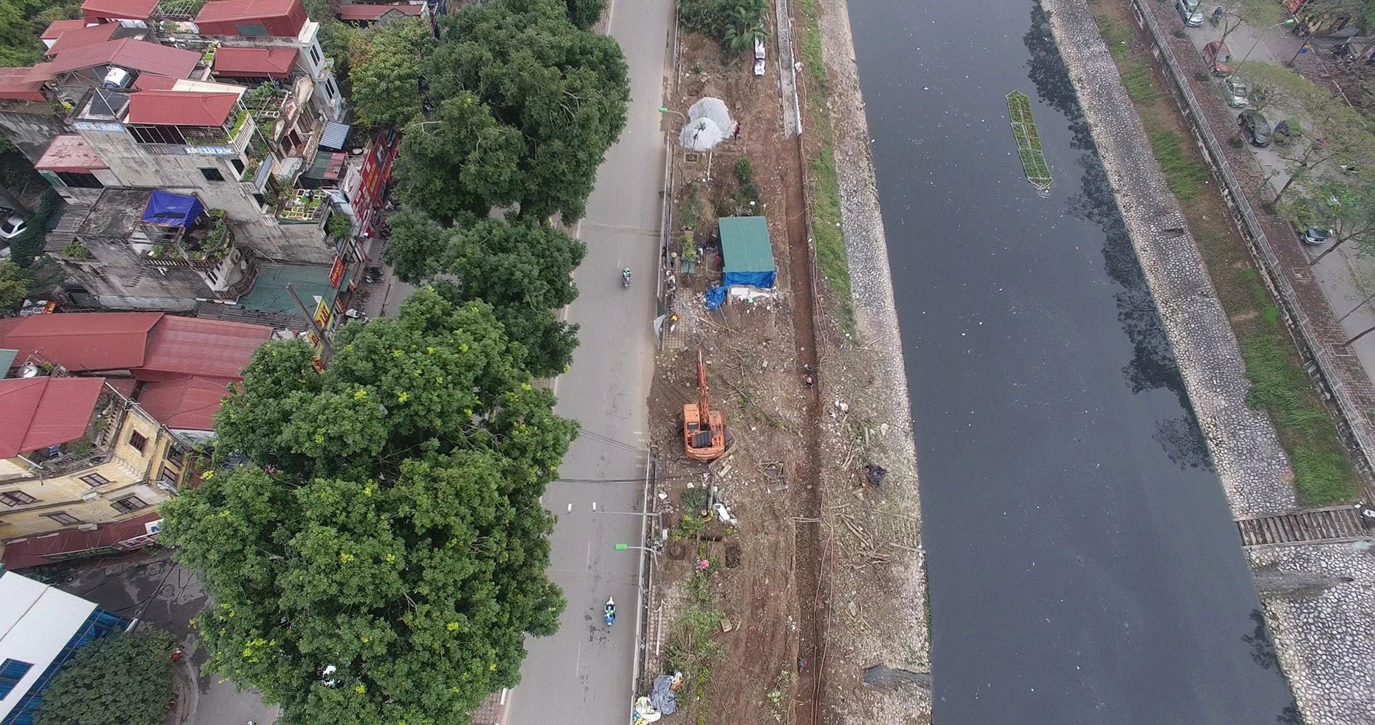 Công nhân ngày đêm đánh chuyển cây xanh, chạy đua mở rộng đường Láng - Ảnh 11. Công nhân ngày đêm đánh chuyển cây xanh, chạy đua mở rộng đường Láng - Ảnh 11.