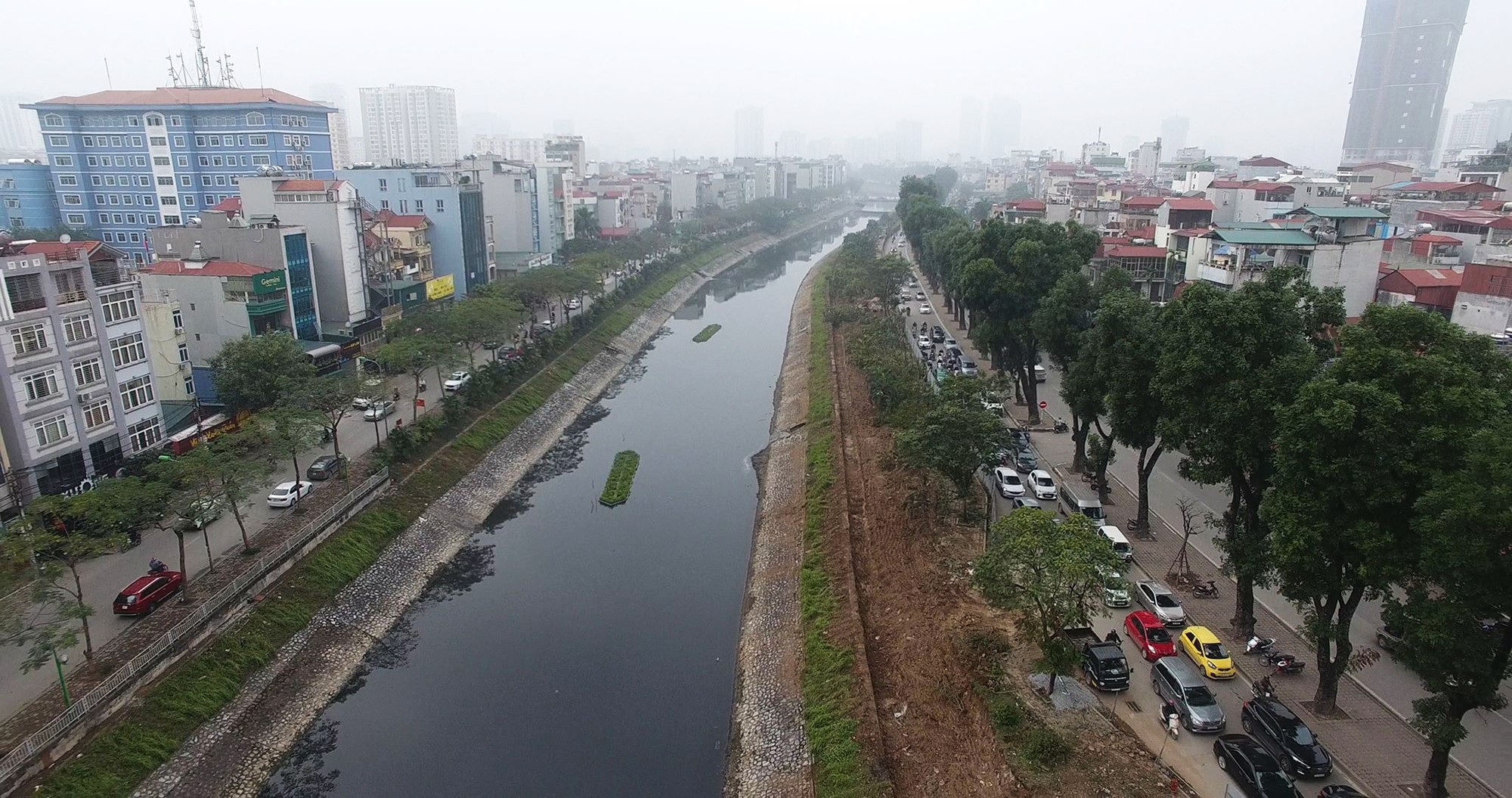 Công nhân ngày đêm đánh chuyển cây xanh, chạy đua mở rộng đường Láng - Ảnh 1. Công nhân ngày đêm đánh chuyển cây xanh, chạy đua mở rộng đường Láng - Ảnh 1.