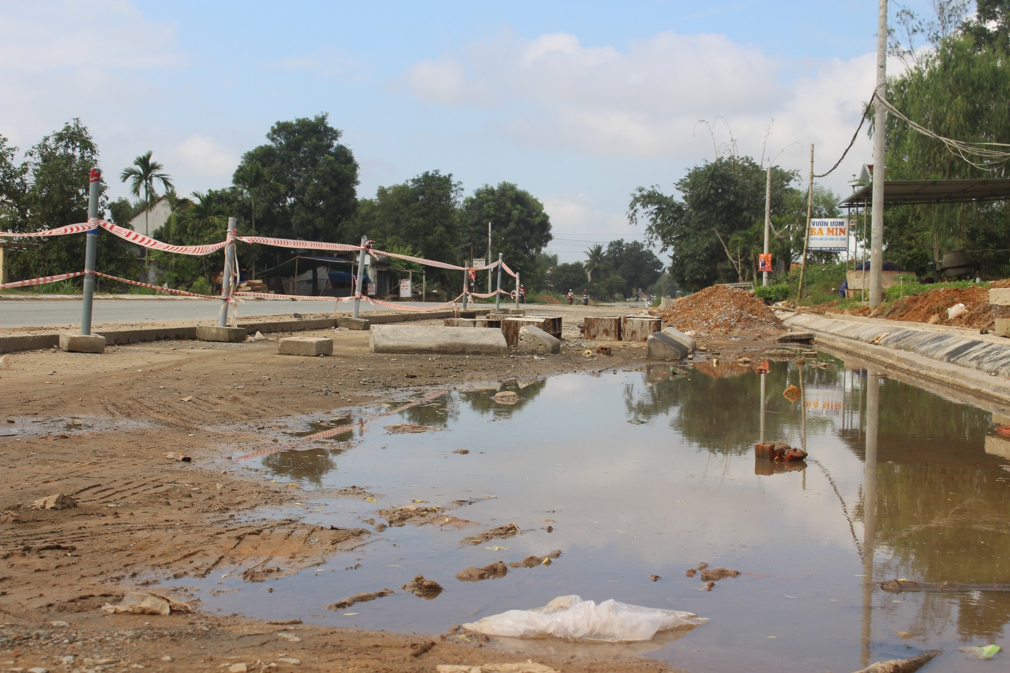 Quốc lộ 1A vẫn ngổn ngang sau 5 lần gia hạn tiến độ - Ảnh 3. Quốc lộ 1A vẫn ngổn ngang sau 5 lần gia hạn tiến độ - Ảnh 3.