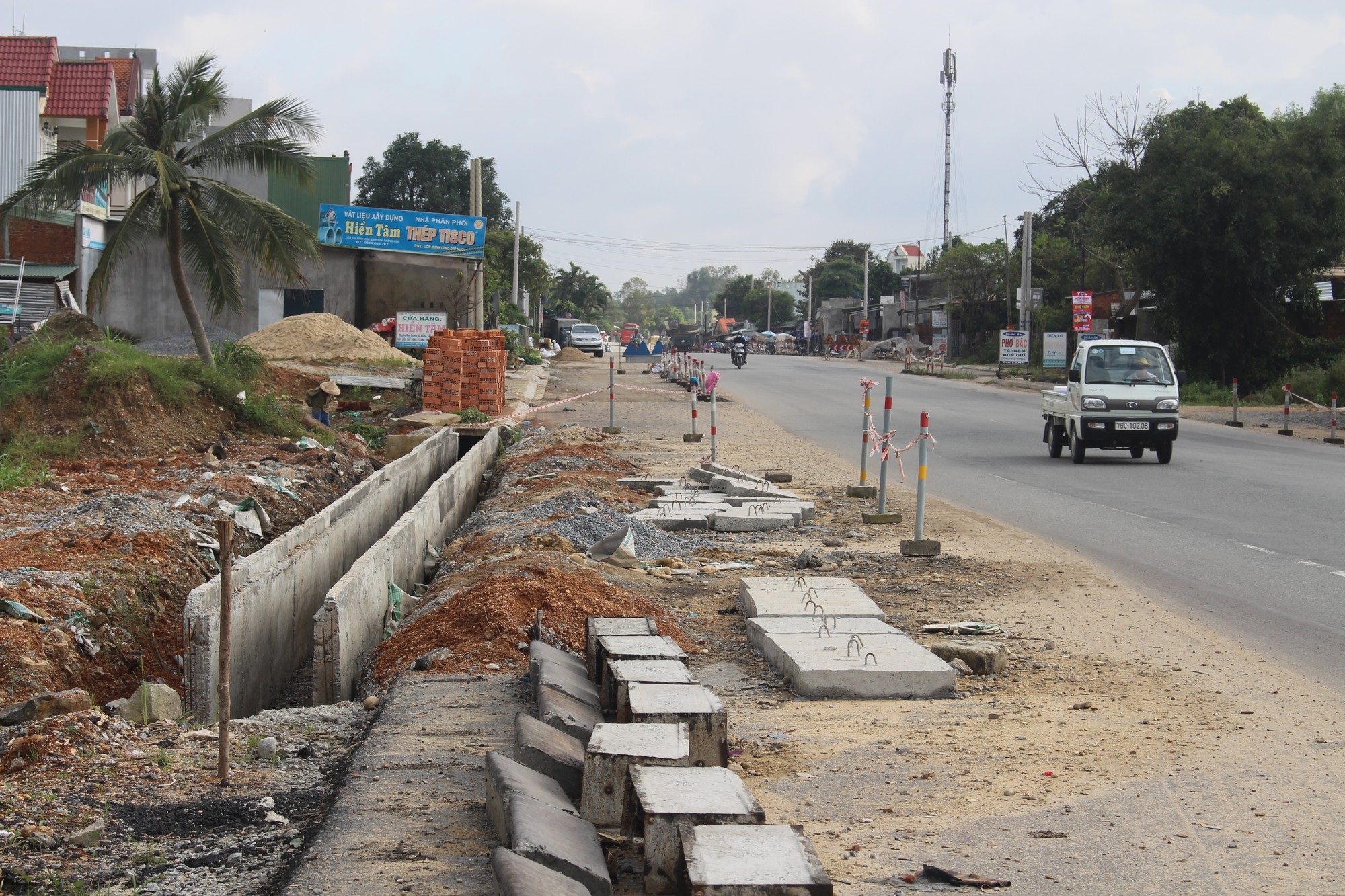 Quốc lộ 1A vẫn ngổn ngang sau 5 lần gia hạn tiến độ - Ảnh 2. Quốc lộ 1A vẫn ngổn ngang sau 5 lần gia hạn tiến độ - Ảnh 2.