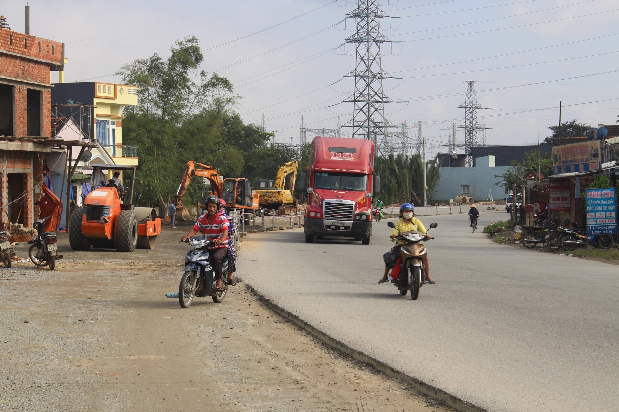 Quốc lộ 1A vẫn ngổn ngang sau 5 lần gia hạn tiến độ - Ảnh 4. Quốc lộ 1A vẫn ngổn ngang sau 5 lần gia hạn tiến độ - Ảnh 4.