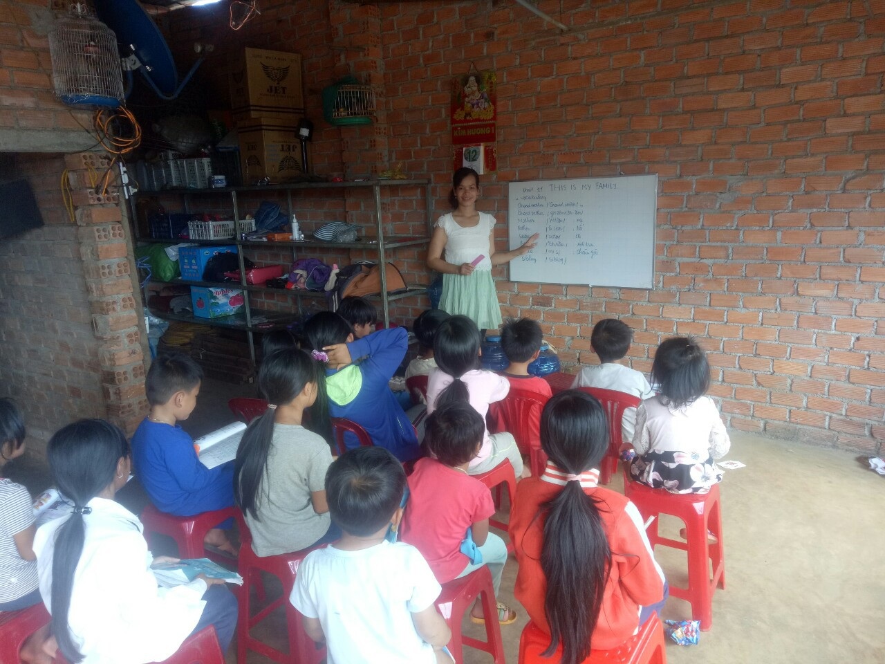 Lớp tiếng Anh miễn phí cho học sinh vùng cao của cô giáo M’Nông - Ảnh 2. Lớp tiếng Anh miễn phí cho học sinh vùng cao của cô giáo M’Nông - Ảnh 2.