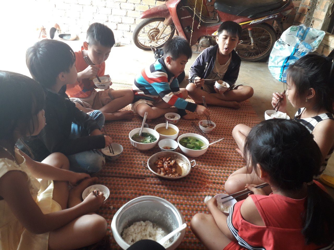 Lớp tiếng Anh miễn phí cho học sinh vùng cao của cô giáo M’Nông - Ảnh 4. Lớp tiếng Anh miễn phí cho học sinh vùng cao của cô giáo M’Nông - Ảnh 4.
