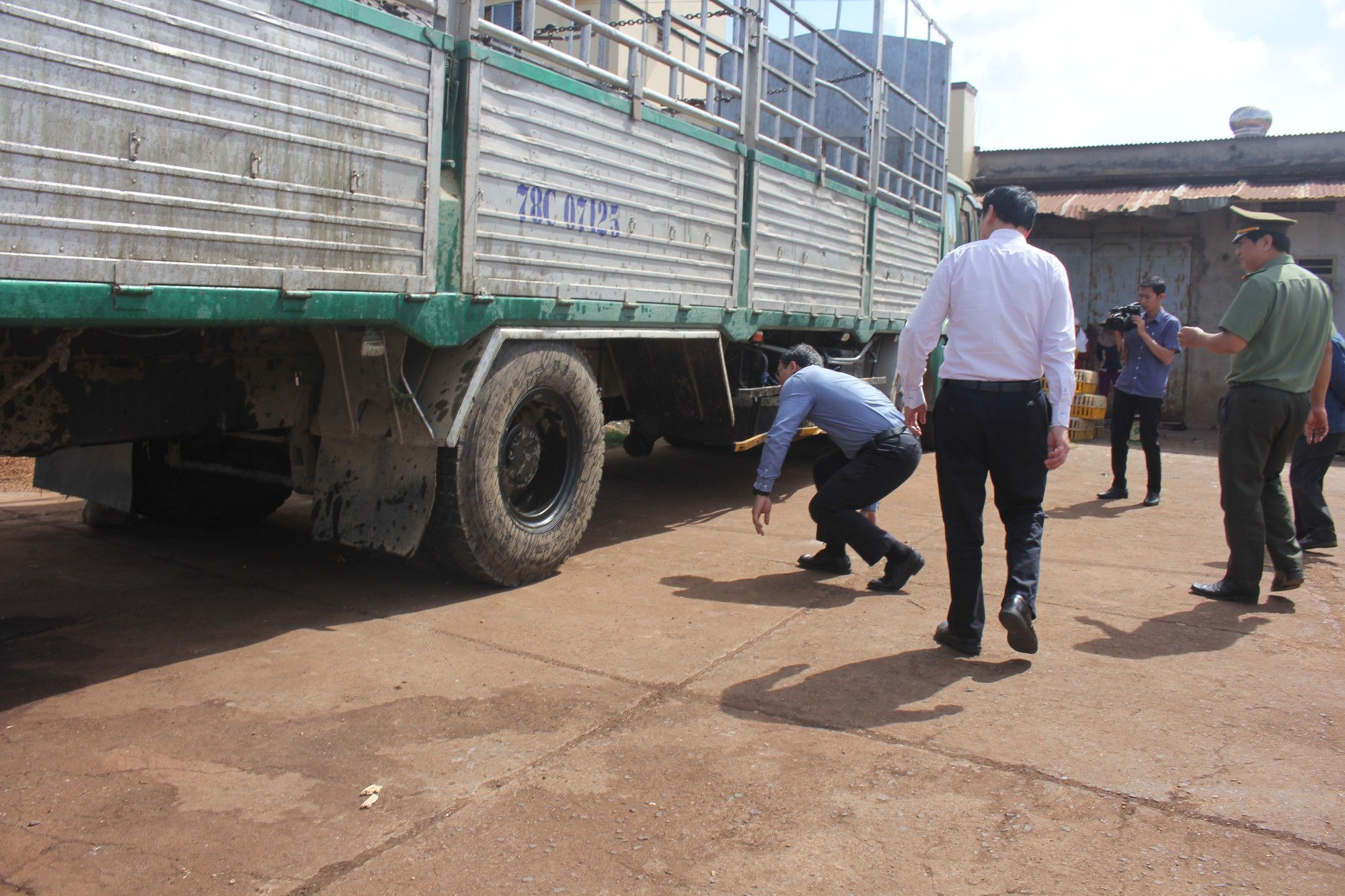 Vụ tai nạn 3 chị em tử vong: Họp khẩn tìm nguyên nhân xe tải gãy trục - Ảnh 4. Vụ tai nạn 3 chị em tử vong: Họp khẩn tìm nguyên nhân xe tải gãy trục - Ảnh 4.