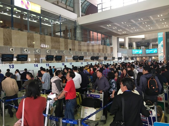 Sân bay Nội Bài hạn chế người đưa tiễn dịp Tết để tránh ùn tắc - Ảnh 1. Sân bay Nội Bài hạn chế người đưa tiễn dịp Tết để tránh ùn tắc - Ảnh 1.