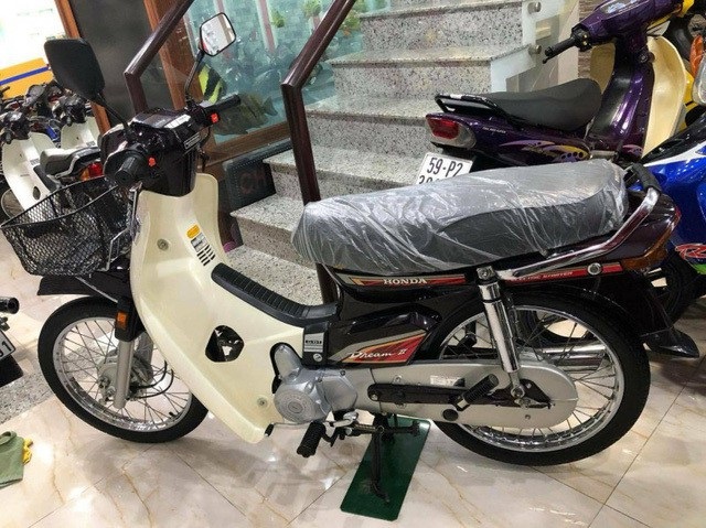 Xe máy Suzuki 17 năm vẫn còn zin: Giá huyền thoại 1 tỷ đồng - Ảnh 9. Xe máy Suzuki 17 năm vẫn còn zin: Giá huyền thoại 1 tỷ đồng - Ảnh 9.