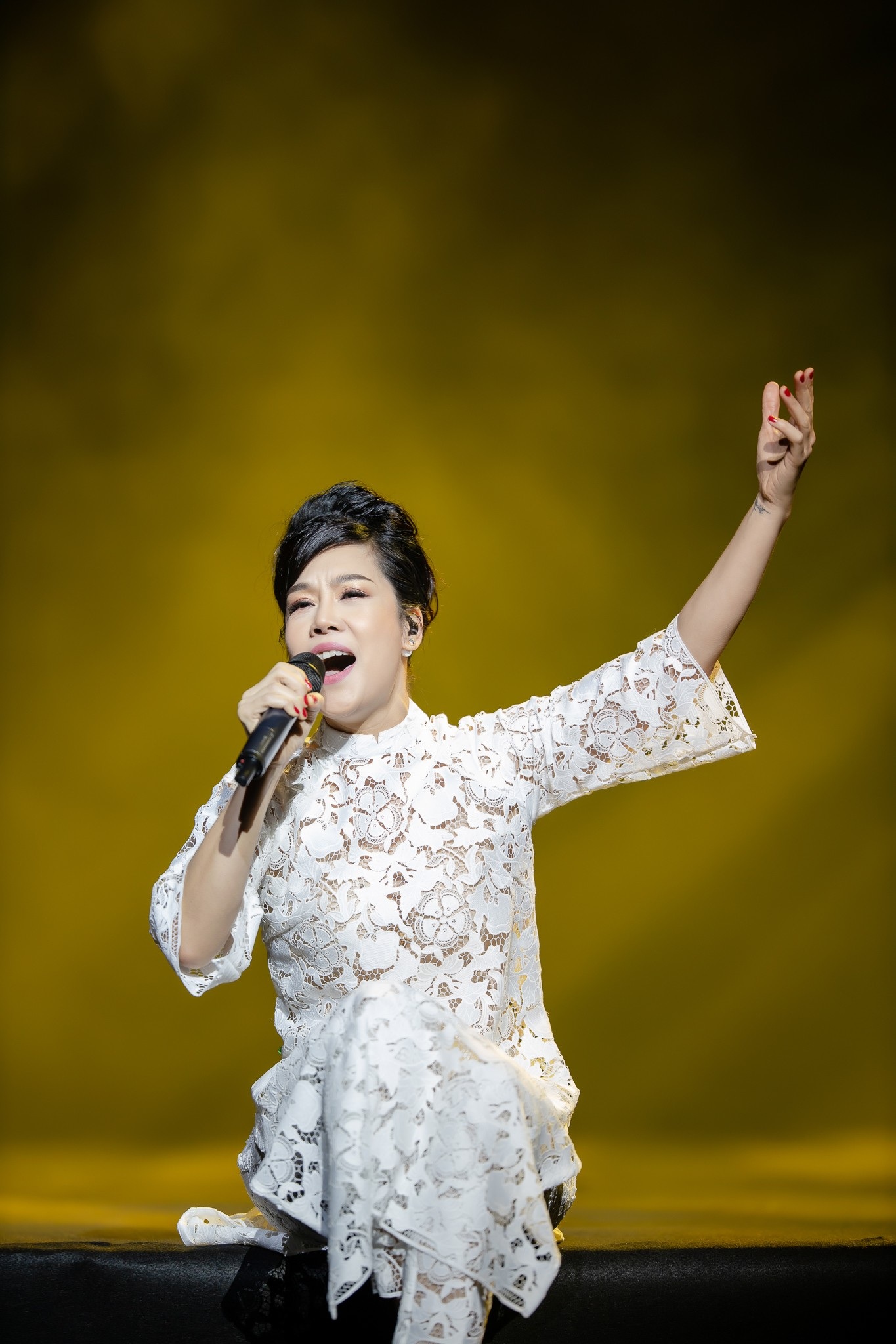 Hương Tràm bật khóc nức nở trong liveshow đầu đời - Ảnh 12. Hương Tràm bật khóc nức nở trong liveshow đầu đời - Ảnh 12.