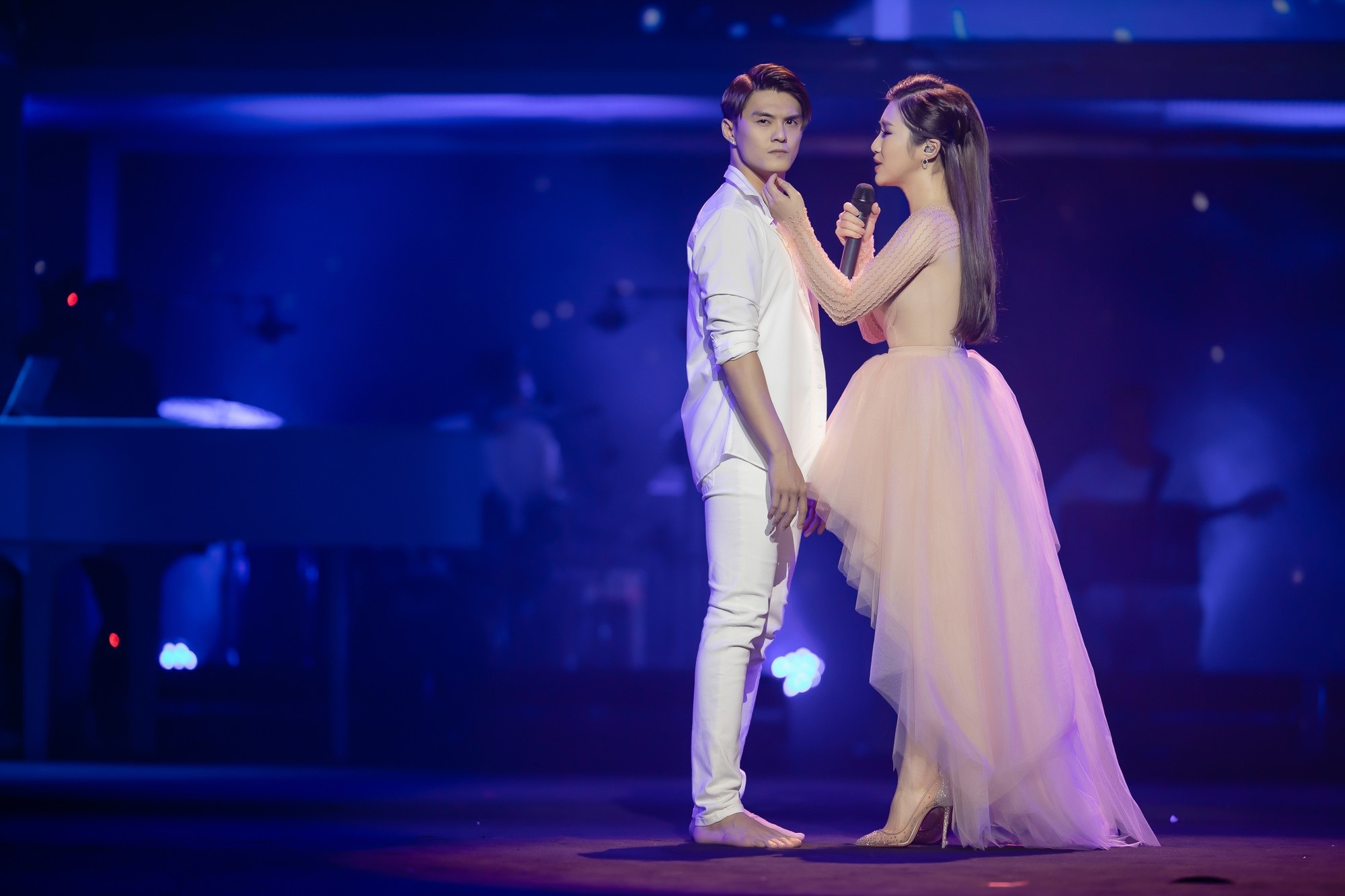 Hương Tràm bật khóc nức nở trong liveshow đầu đời - Ảnh 4. Hương Tràm bật khóc nức nở trong liveshow đầu đời - Ảnh 4.