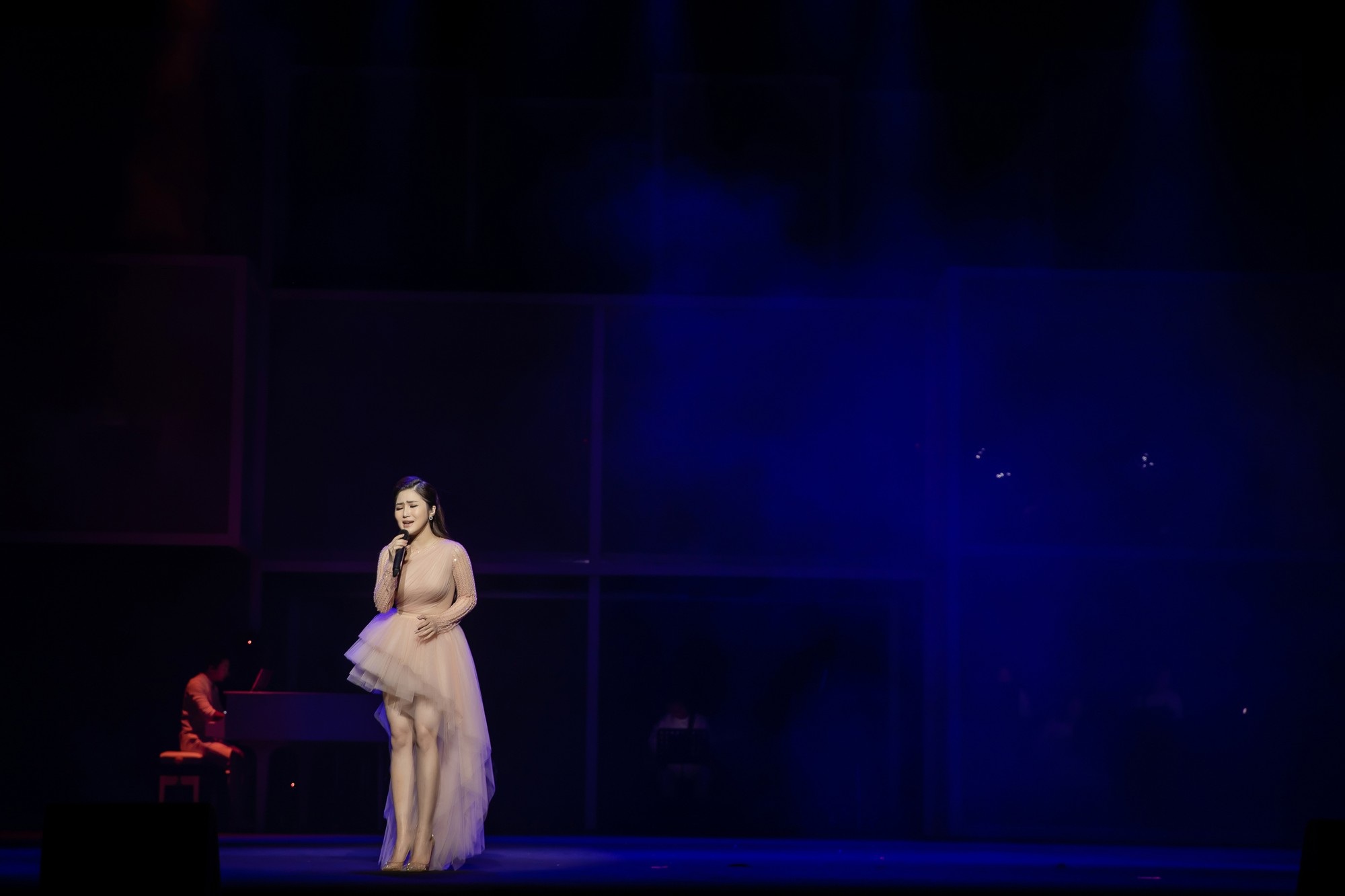 Hương Tràm bật khóc nức nở trong liveshow đầu đời - Ảnh 5. Hương Tràm bật khóc nức nở trong liveshow đầu đời - Ảnh 5.