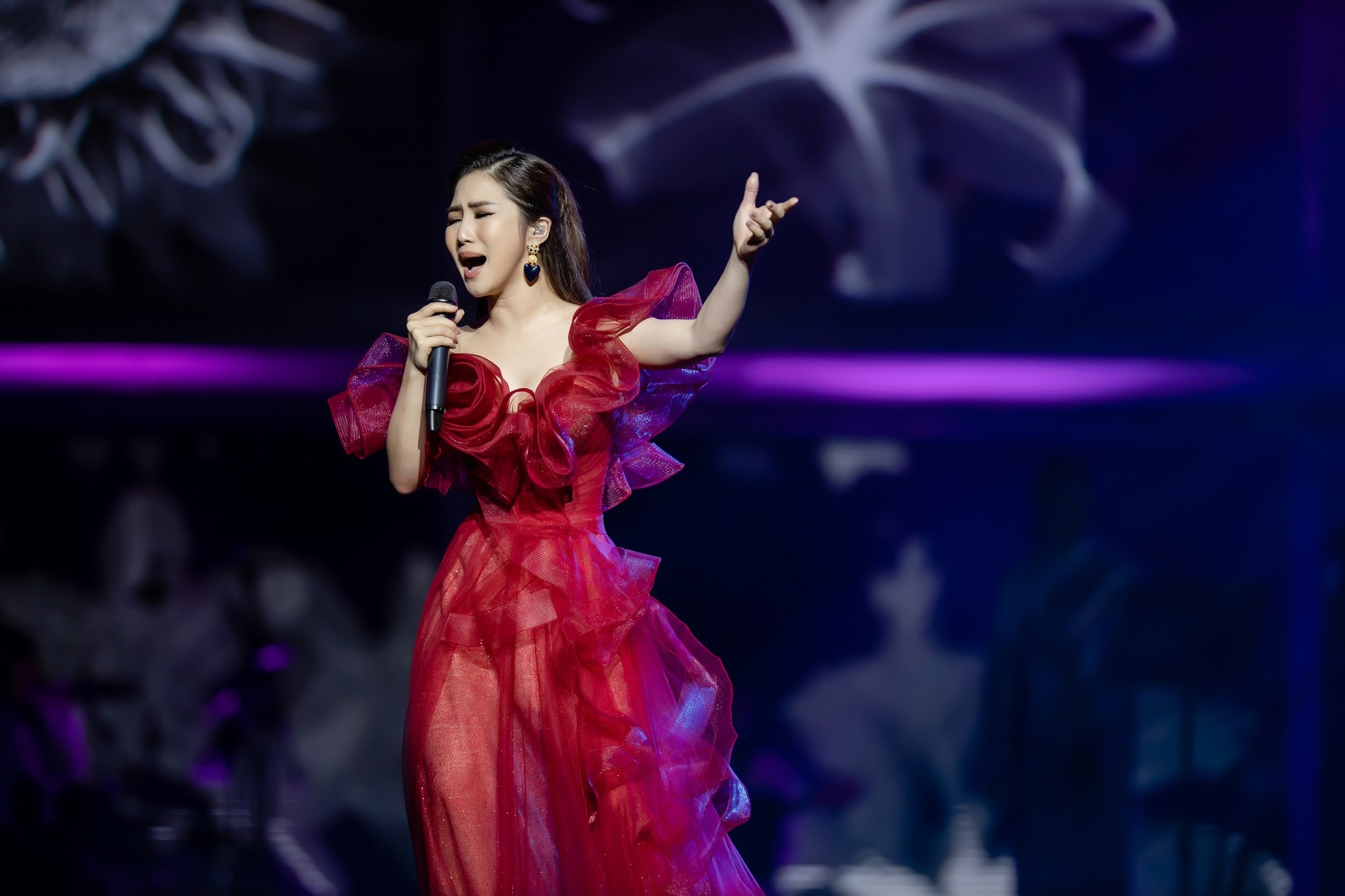 Hương Tràm bật khóc nức nở trong liveshow đầu đời - Ảnh 8. Hương Tràm bật khóc nức nở trong liveshow đầu đời - Ảnh 8.
