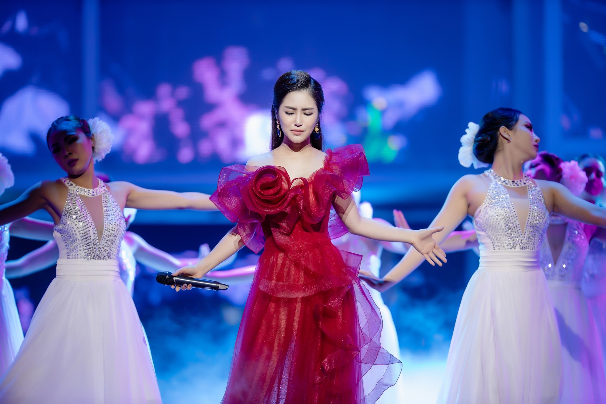 Hương Tràm bật khóc nức nở trong liveshow đầu đời - Ảnh 9. Hương Tràm bật khóc nức nở trong liveshow đầu đời - Ảnh 9.