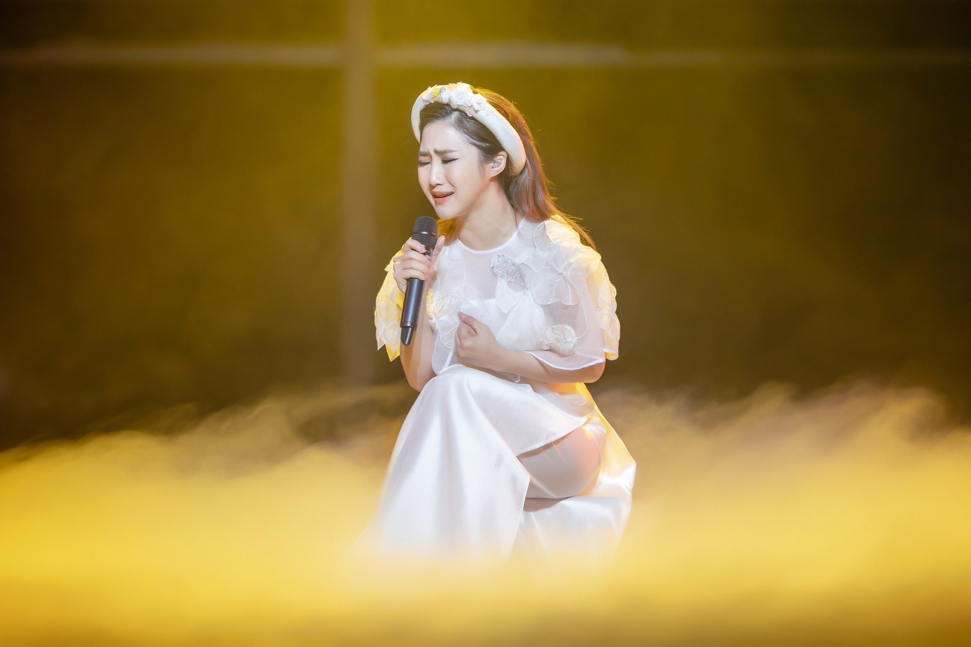 Hương Tràm bật khóc nức nở trong liveshow đầu đời - Ảnh 10. Hương Tràm bật khóc nức nở trong liveshow đầu đời - Ảnh 10.