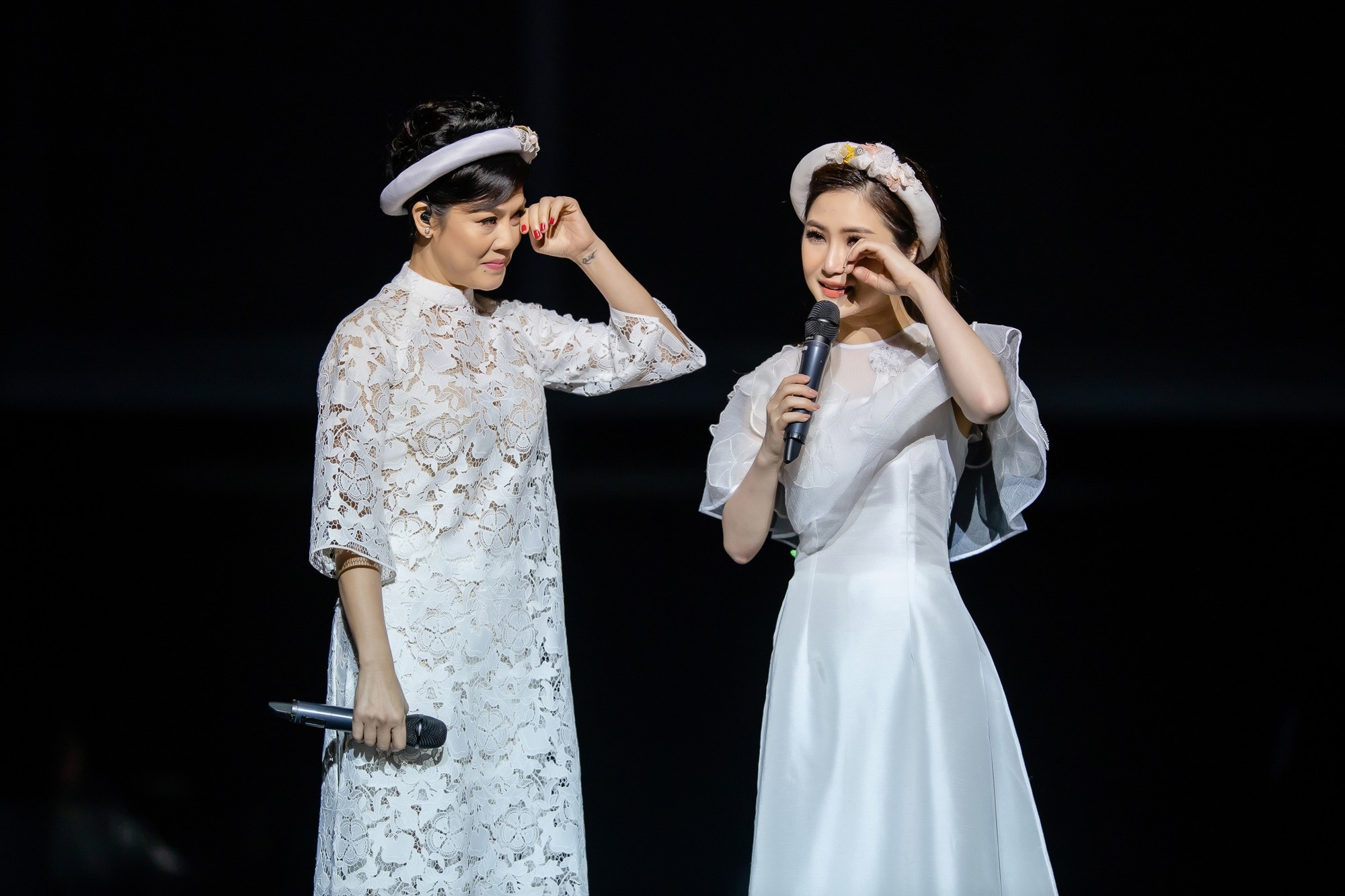 Hương Tràm bật khóc nức nở trong liveshow đầu đời - Ảnh 11. Hương Tràm bật khóc nức nở trong liveshow đầu đời - Ảnh 11.