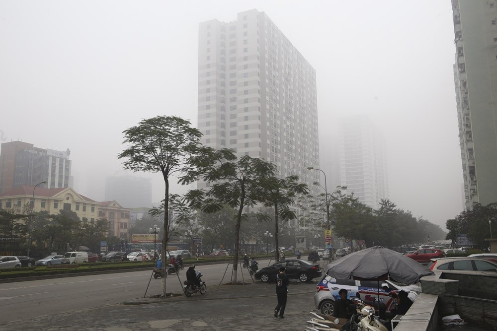 Hình ảnh sương mù đặc quánh bao trùm Hà Nội sáng 12/1 - Ảnh 10. Hình ảnh sương mù đặc quánh bao trùm Hà Nội sáng 12/1 - Ảnh 10.