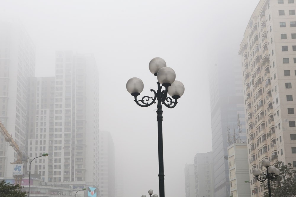 Hình ảnh sương mù đặc quánh bao trùm Hà Nội sáng 12/1 - Ảnh 11. Hình ảnh sương mù đặc quánh bao trùm Hà Nội sáng 12/1 - Ảnh 11.