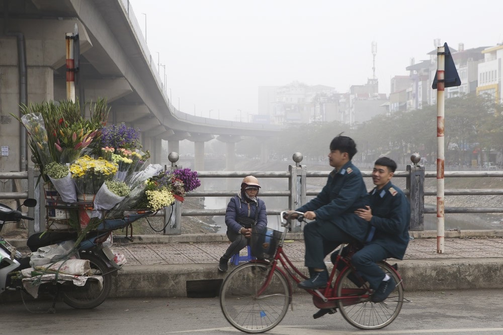 Hình ảnh sương mù đặc quánh bao trùm Hà Nội sáng 12/1 - Ảnh 14. Hình ảnh sương mù đặc quánh bao trùm Hà Nội sáng 12/1 - Ảnh 14.