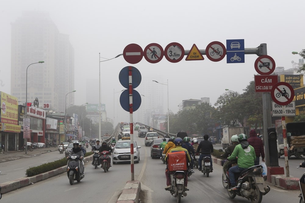 Hình ảnh sương mù đặc quánh bao trùm Hà Nội sáng 12/1 - Ảnh 17. Hình ảnh sương mù đặc quánh bao trùm Hà Nội sáng 12/1 - Ảnh 17.