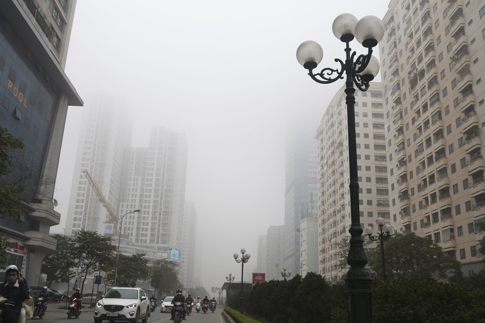 Hình ảnh sương mù đặc quánh bao trùm Hà Nội sáng 12/1 - Ảnh 4. Hình ảnh sương mù đặc quánh bao trùm Hà Nội sáng 12/1 - Ảnh 4.