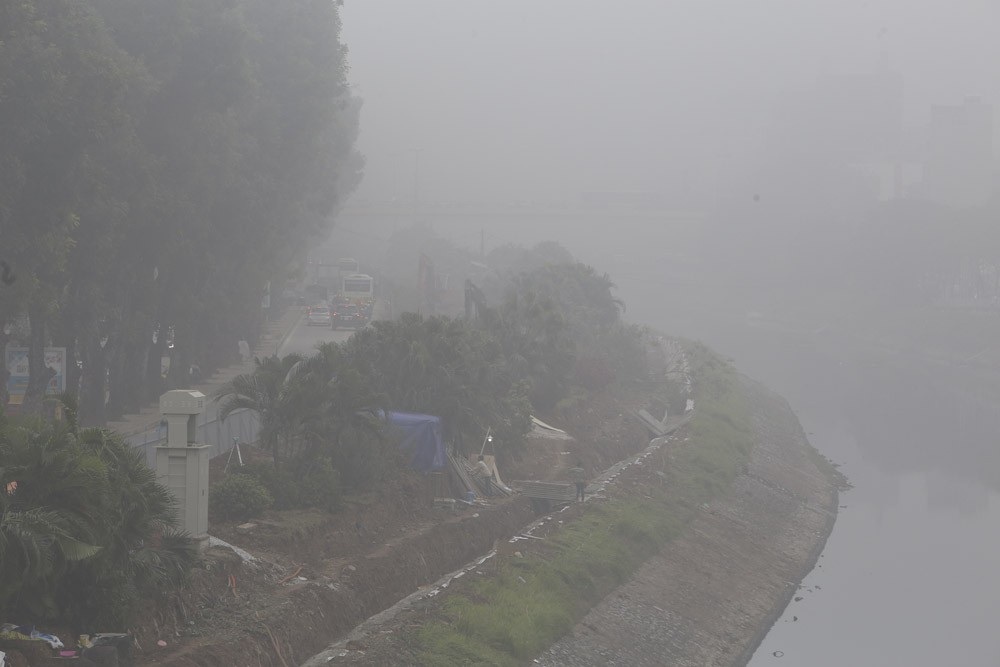 Hình ảnh sương mù đặc quánh bao trùm Hà Nội sáng 12/1 - Ảnh 5. Hình ảnh sương mù đặc quánh bao trùm Hà Nội sáng 12/1 - Ảnh 5.