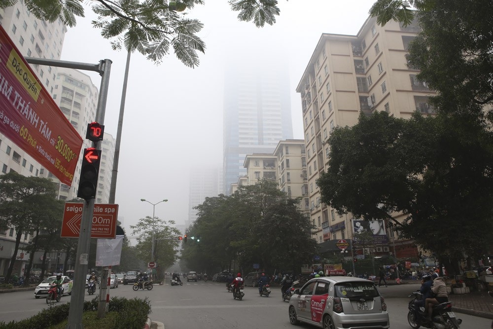 Hình ảnh sương mù đặc quánh bao trùm Hà Nội sáng 12/1 - Ảnh 6. Hình ảnh sương mù đặc quánh bao trùm Hà Nội sáng 12/1 - Ảnh 6.