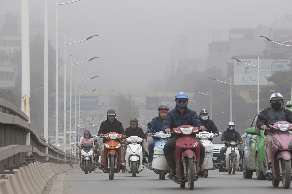 Hình ảnh sương mù đặc quánh bao trùm Hà Nội sáng 12/1 - Ảnh 8. Hình ảnh sương mù đặc quánh bao trùm Hà Nội sáng 12/1 - Ảnh 8.