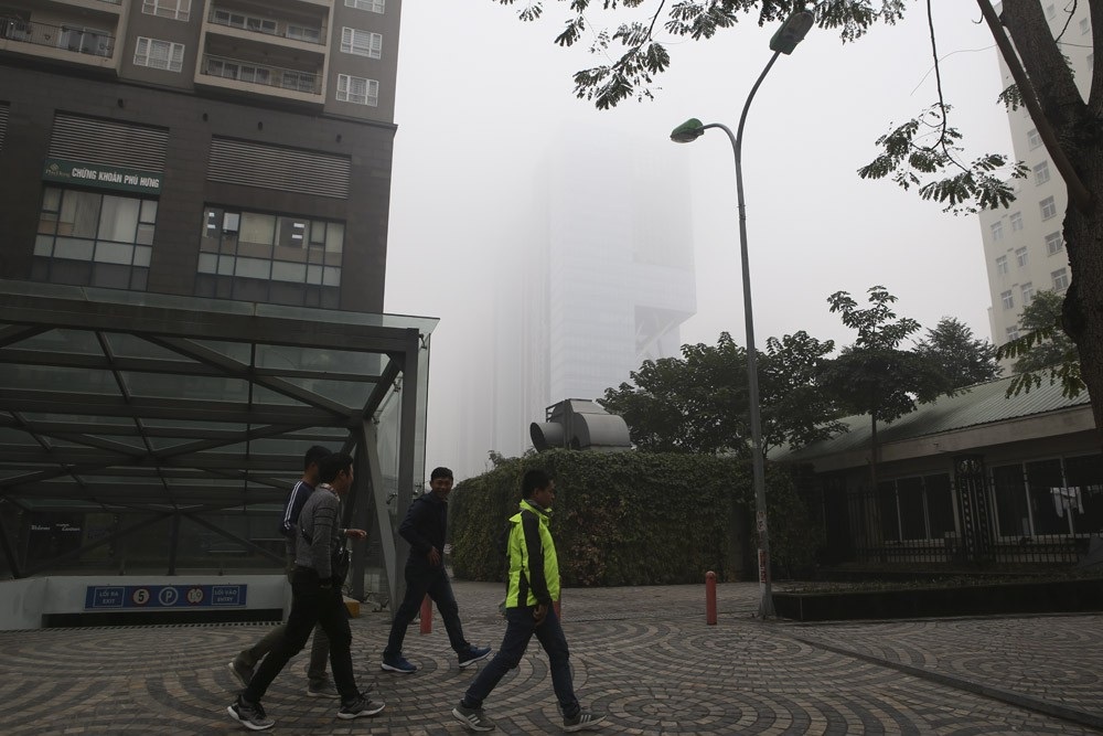 Hình ảnh sương mù đặc quánh bao trùm Hà Nội sáng 12/1 - Ảnh 9. Hình ảnh sương mù đặc quánh bao trùm Hà Nội sáng 12/1 - Ảnh 9.