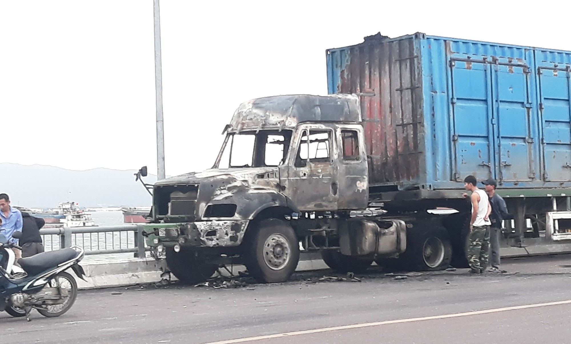 Xe container bốc cháy khi vừa rời cảng Quy Nhơn vài trăm mét - Ảnh 3. Xe container bốc cháy khi vừa rời cảng Quy Nhơn vài trăm mét - Ảnh 3.
