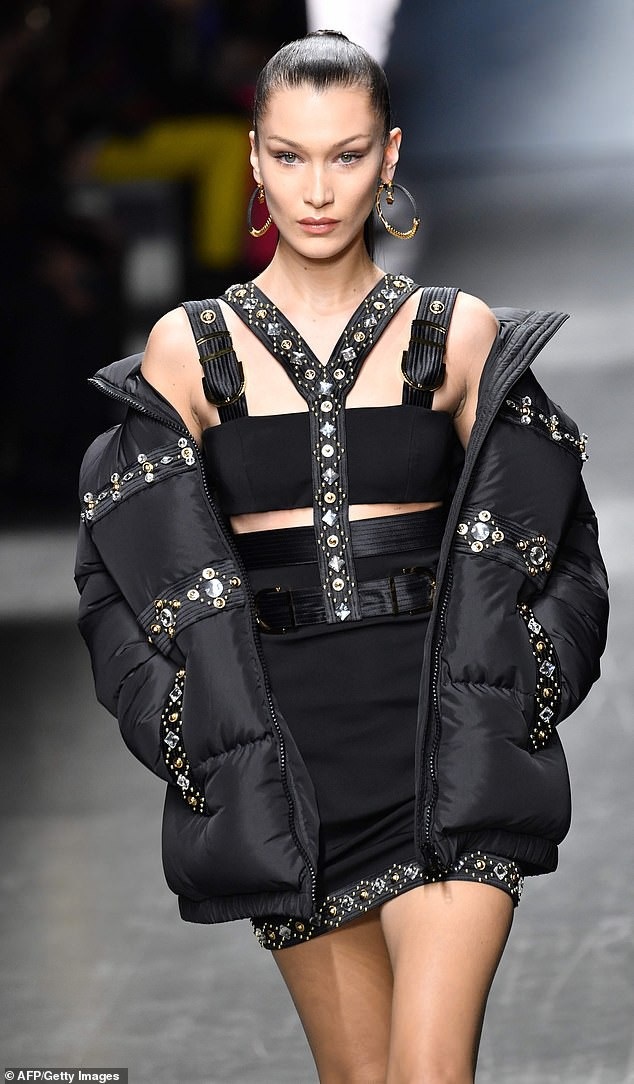 Bella Hadid khoe ngực đầy đặn - Ảnh 6. Bella Hadid khoe ngực đầy đặn - Ảnh 6.