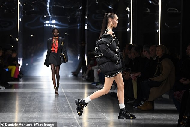 Bella Hadid khoe ngực đầy đặn - Ảnh 7. Bella Hadid khoe ngực đầy đặn - Ảnh 7.