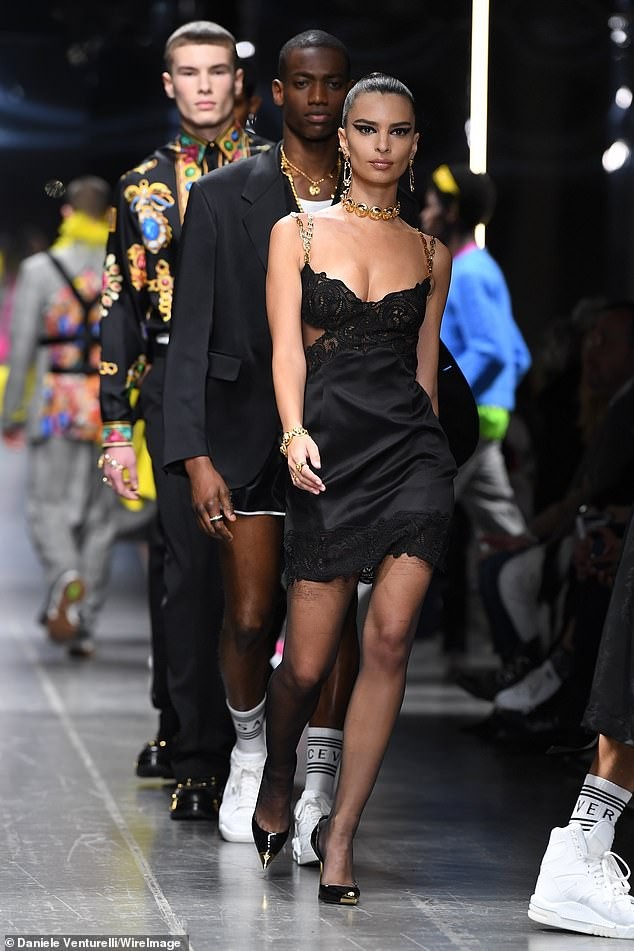 Bella Hadid khoe ngực đầy đặn - Ảnh 8. Bella Hadid khoe ngực đầy đặn - Ảnh 8.