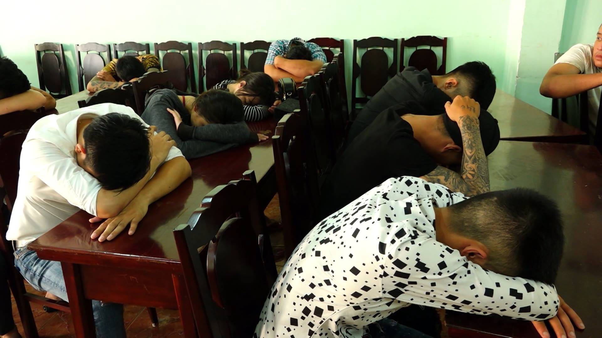 Khách và nhân viên quán bar cuồng loạn trong tiệc ma túy - Ảnh 1. Khách và nhân viên quán bar cuồng loạn trong tiệc ma túy - Ảnh 1.