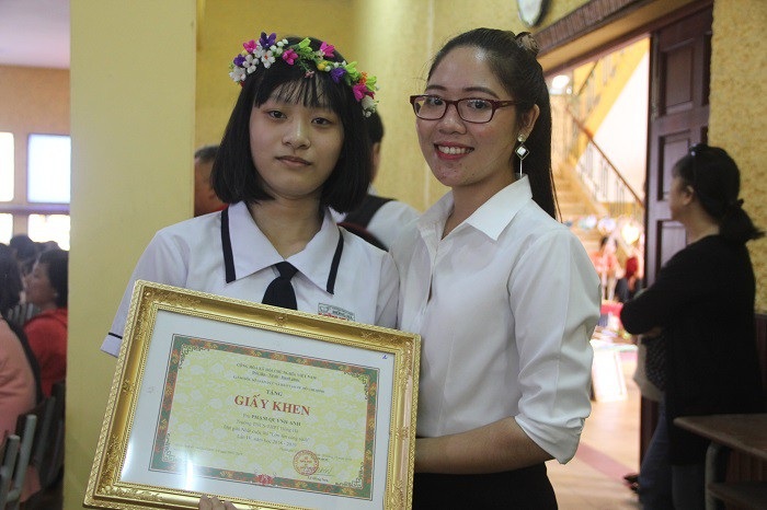 Xúc động bài thơ gửi bố ở Trường Sa của nữ sinh lớp 8 - Ảnh 2. Xúc động bài thơ gửi bố ở Trường Sa của nữ sinh lớp 8 - Ảnh 2.