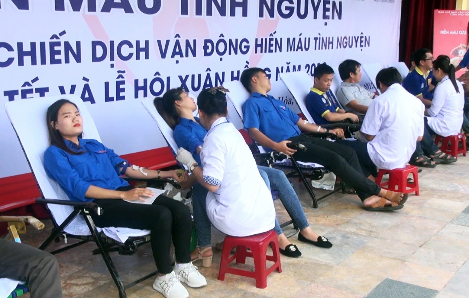 Hàng ngàn cán bộ, đoàn viên hưởng ứng Ngày Chủ nhật đỏ - Ảnh 3. Hàng ngàn cán bộ, đoàn viên hưởng ứng Ngày Chủ nhật đỏ - Ảnh 3.