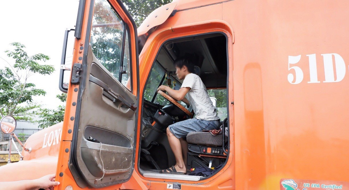 TPHCM: Chốt chặn cửa ngõ thành phố, gom hàng loạt tài xế container sử dụng ma túy - Ảnh 2. TPHCM: Chốt chặn cửa ngõ thành phố, gom hàng loạt tài xế container sử dụng ma túy - Ảnh 2.