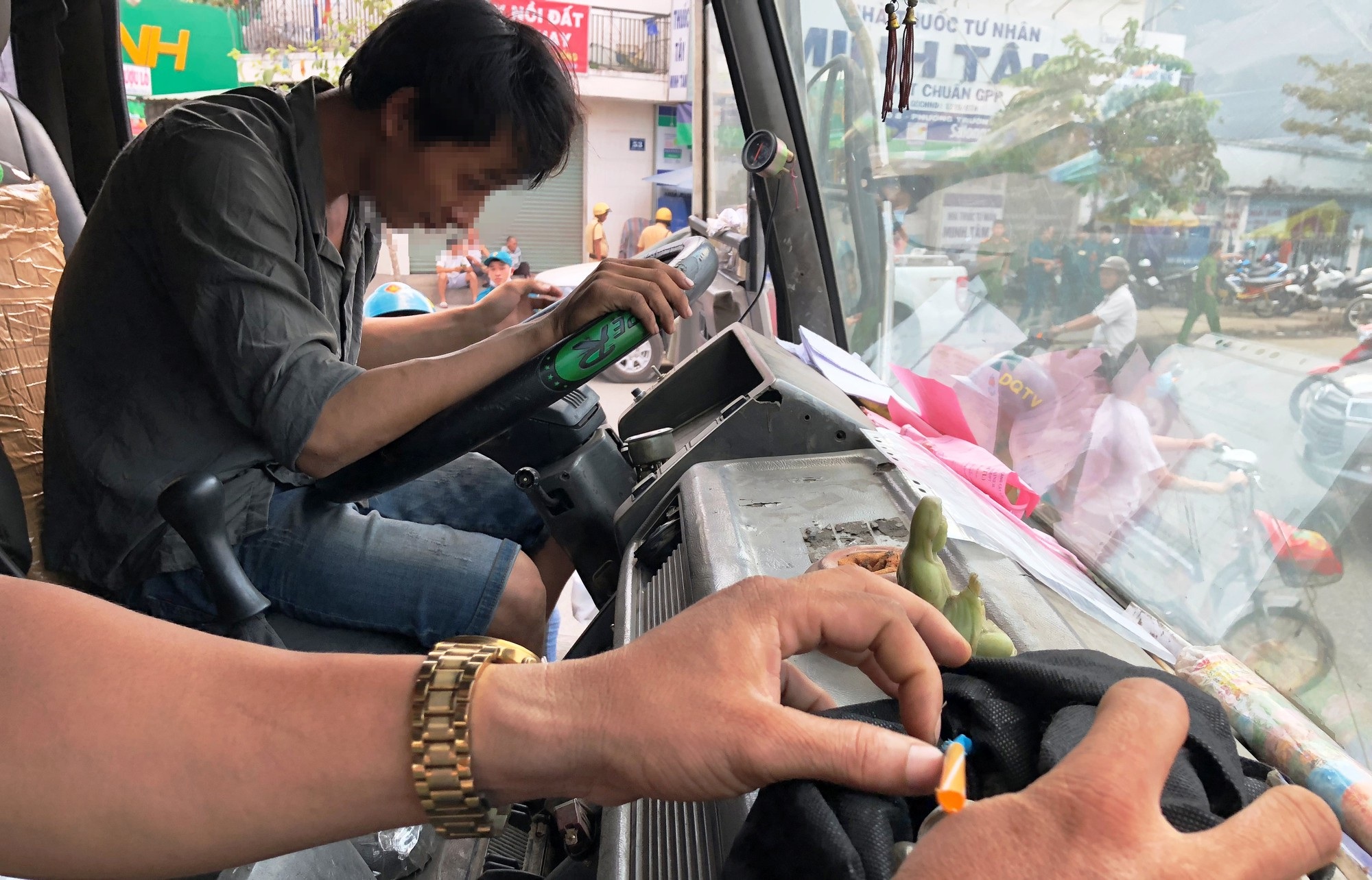 TPHCM: Kinh hoàng tài xế container dùng 3 loại ma túy, phóng như bay trên xa lộ - Ảnh 6. TPHCM: Kinh hoàng tài xế container dùng 3 loại ma túy, phóng như bay trên xa lộ - Ảnh 6.