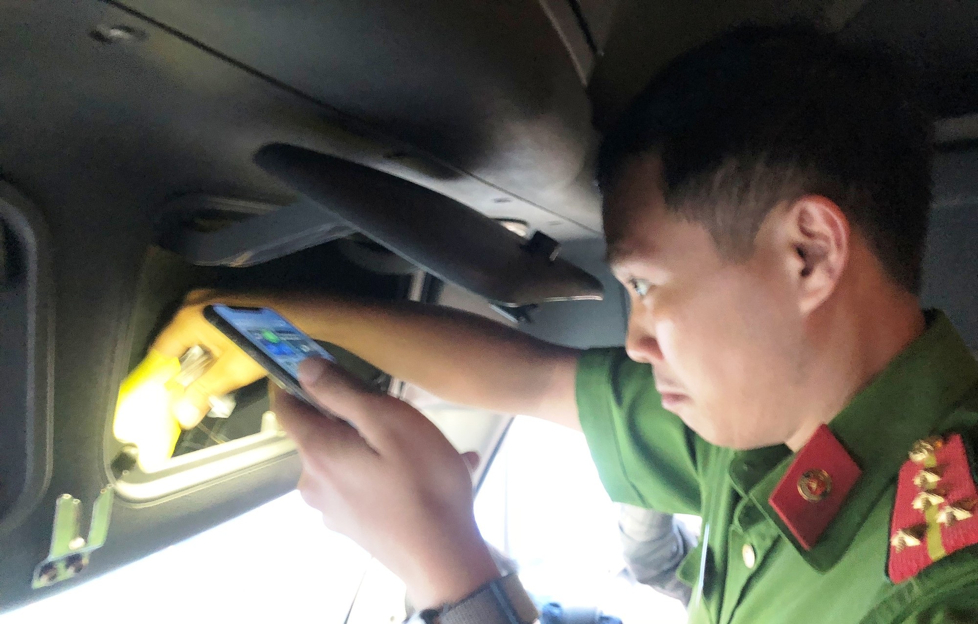 TPHCM: Kinh hoàng tài xế container dùng 3 loại ma túy, phóng như bay trên xa lộ - Ảnh 8. TPHCM: Kinh hoàng tài xế container dùng 3 loại ma túy, phóng như bay trên xa lộ - Ảnh 8.