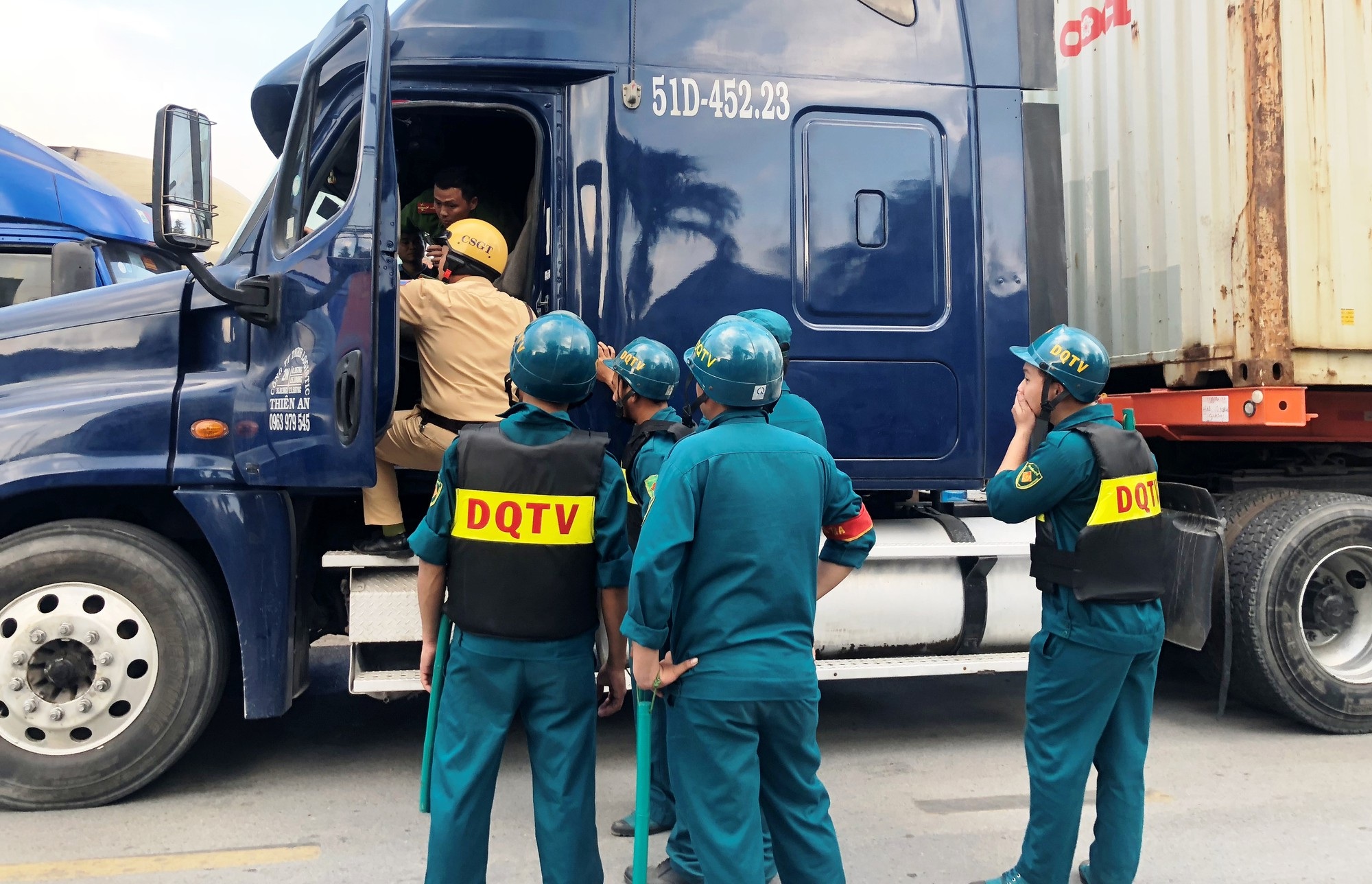 Cảnh sát phá “bí mật” trong con gấu bông của gã thanh niên ở cửa ngõ Sài Gòn - Ảnh 7. Cảnh sát phá “bí mật” trong con gấu bông của gã thanh niên ở cửa ngõ Sài Gòn - Ảnh 7.