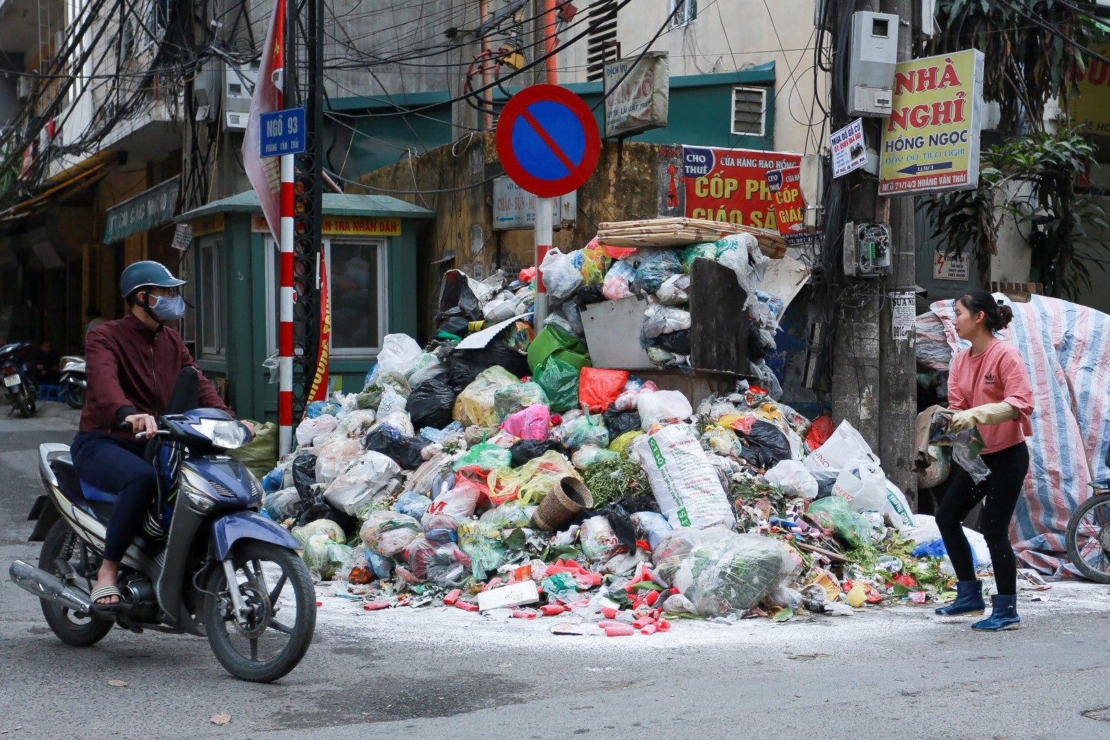 Rác thải ùn ứ khắp trung tâm Hà Nội | Báo Dân trí