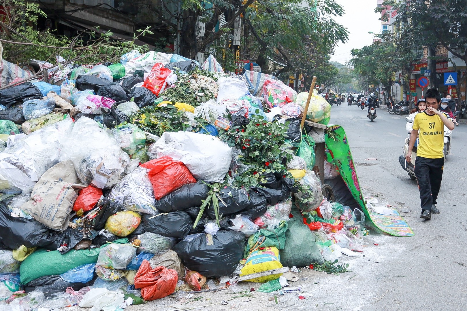 Hà Nội: Khẩn trương tìm phương án giải cứu rác - Ảnh 1. Hà Nội: Khẩn trương tìm phương án giải cứu rác - Ảnh 1.