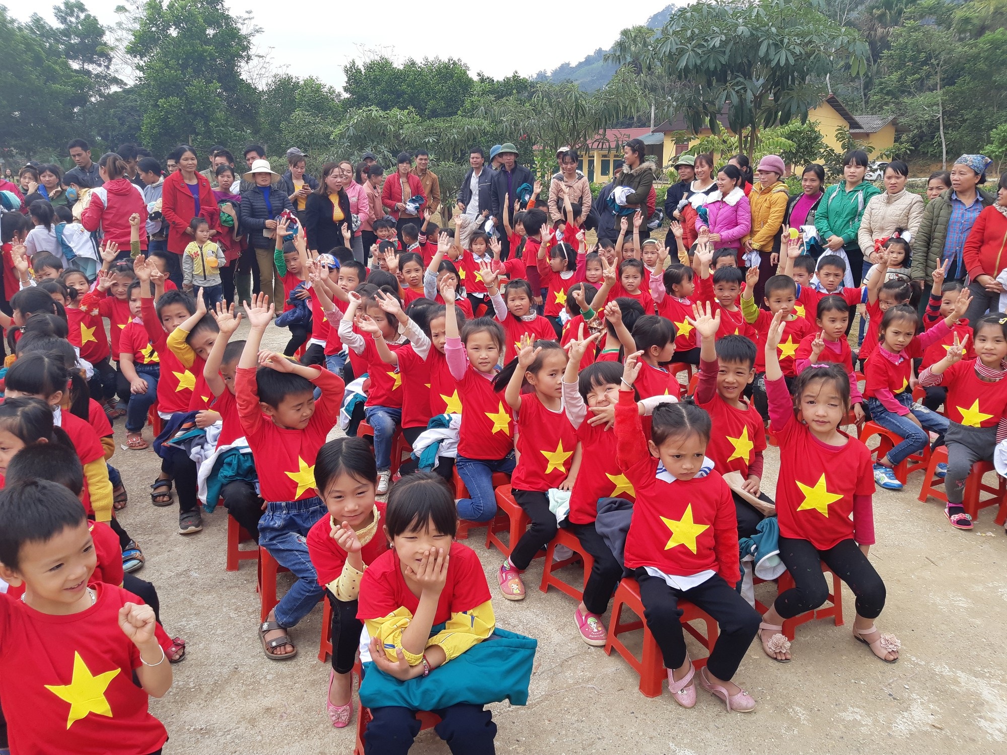 Báo Dân trí trao tặng 258 suất quà Tết đến học sinh miền núi tỉnh Tuyên Quang - Ảnh 5. Báo Dân trí trao tặng 258 suất quà Tết đến học sinh miền núi tỉnh Tuyên Quang - Ảnh 5.