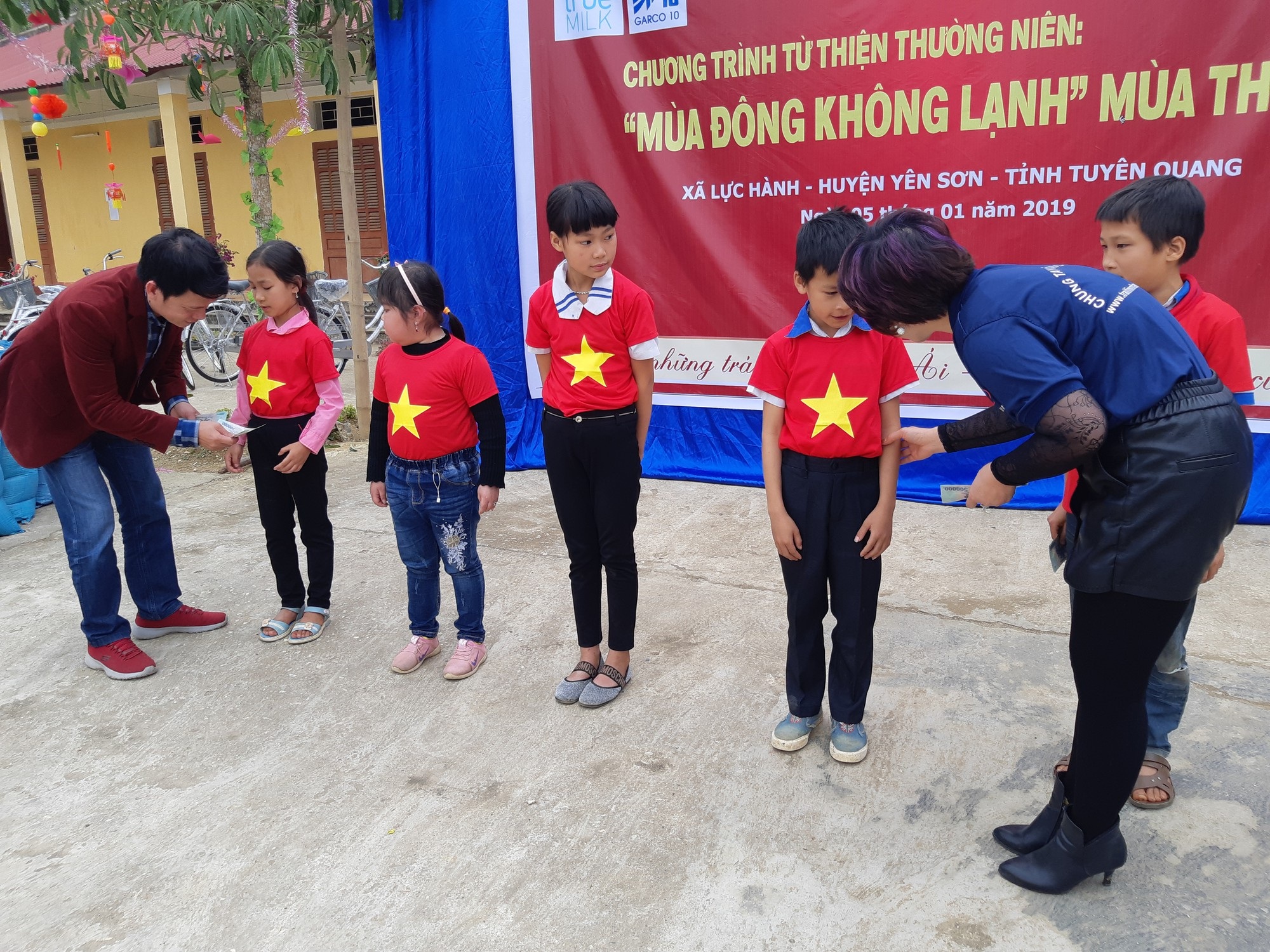 Báo Dân trí trao tặng 258 suất quà Tết đến học sinh miền núi tỉnh Tuyên Quang - Ảnh 4. Báo Dân trí trao tặng 258 suất quà Tết đến học sinh miền núi tỉnh Tuyên Quang - Ảnh 4.