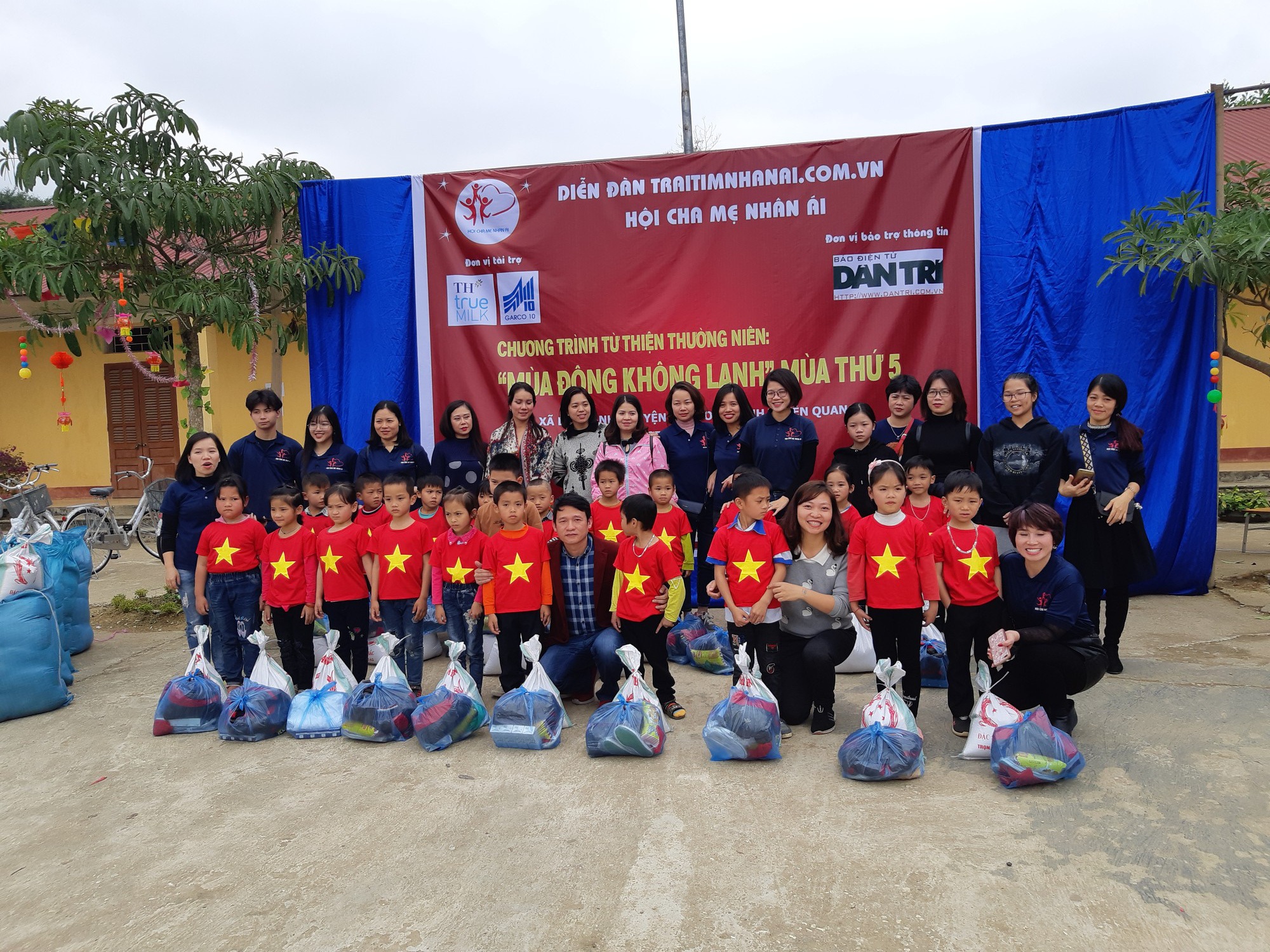 Báo Dân trí trao tặng 258 suất quà Tết đến học sinh miền núi tỉnh Tuyên Quang - Ảnh 2. Báo Dân trí trao tặng 258 suất quà Tết đến học sinh miền núi tỉnh Tuyên Quang - Ảnh 2.