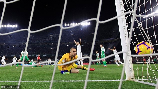 Nhọc nhằn hạ Betis, Real Madrid trụ lại ở top 4 La Liga - Ảnh 4. Nhọc nhằn hạ Betis, Real Madrid trụ lại ở top 4 La Liga - Ảnh 4.